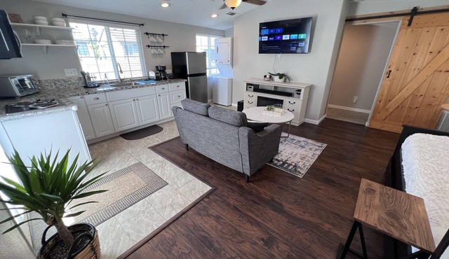 Modern Cozy 1-bedroom Detached Apartment with Private Parking, W/D, Fiber Wifi