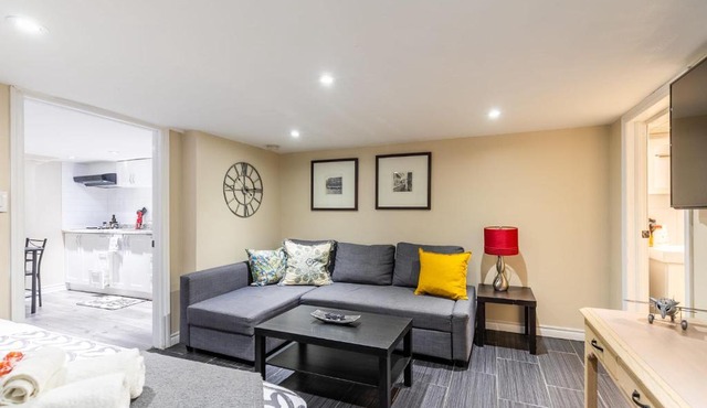 Modern & Cozy 1BR Condo Unit - Heart Of St Clair West