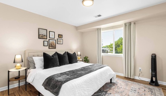 Modern & Cozy 1BR Upper Flat | King Bed + Laundry