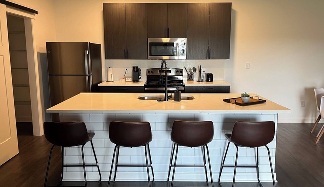 Modern Cozy 2-bdrm 2-bath Escape