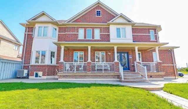 Modern & Cozy 2 bedroom Retreat, steps to Park, near Hwy, Hospital & Wonderland.