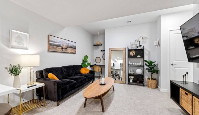 Modern & Cozy 2-Bedroom Suite in Mahogany