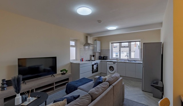 Modern Cozy 2BR- Private Parking- Near WBA