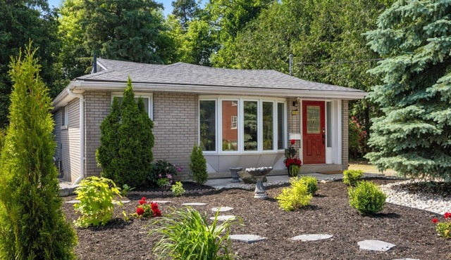 Modern & Cozy 3 Bd Retreat Near GGH · Downtown · University of Guelph · +Parking