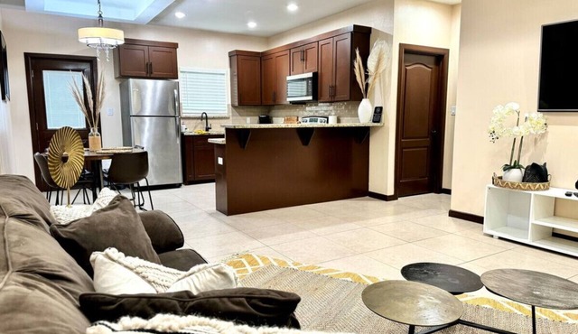 Modern & Cozy - 3 bed Apt with Prime Loc!