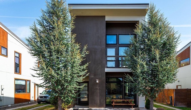 Modern & Cozy 3 Bedroom Home in SW Bend near Old Mill District