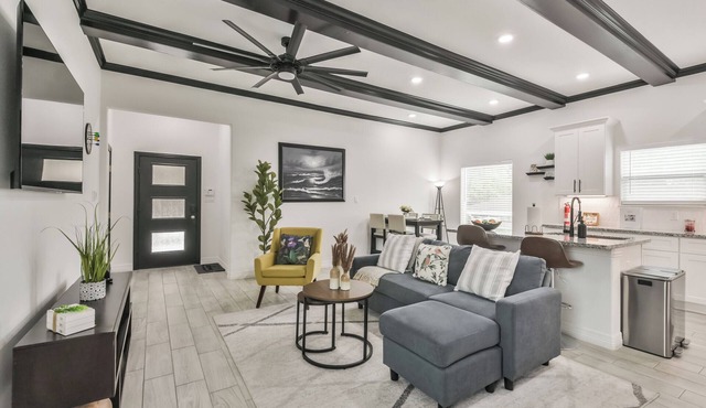 Modern Cozy 3-BR Condo: Minutes from Downtown/Medical Center