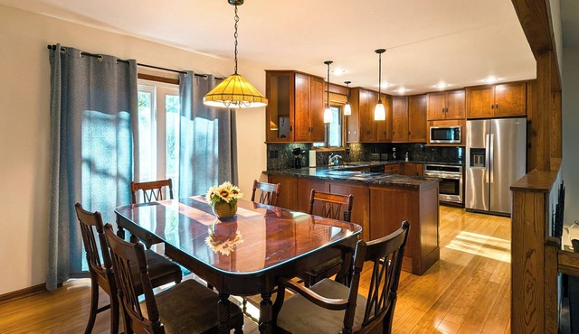 Modern & cozy 3BR family retreat in south Overland Park