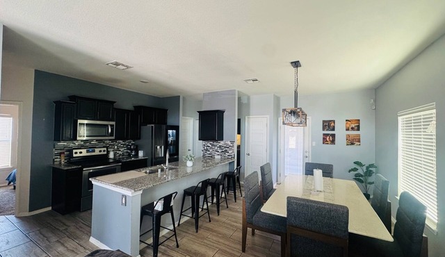Modern Cozy 3BR Home/Near HWY + Restaurants.