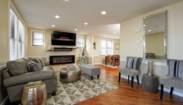 Modern & Cozy 4 Bedroom, 6 TV's, Ms. Pacman, Walk to Starbucks!