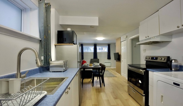 Modern, cozy, 5 min walk to Metro, Place Bell, Free Parking