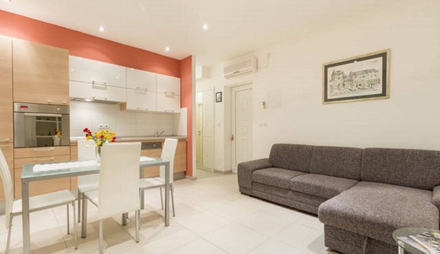 Modern & cozy apartment in amazing location just opposite to Dioclation's Palace