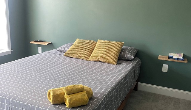 Modern, cozy, artsy stay near Stadiums-Hopkins