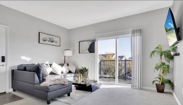 Modern Cozy Balcony Suite/Free Parking/NEW -- 15 minutes from Downtown Columbus!