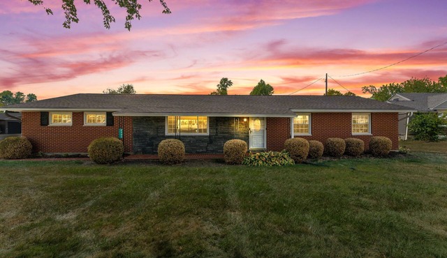 Modern & Cozy Beavercreek Retreat - 3BR Home w/Patio – Sleeps 8