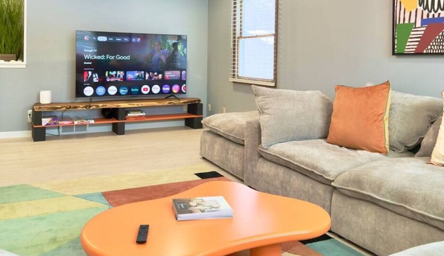Modern Cozy Brown House | Stylish Stay Near Downtown