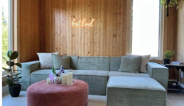 Modern Cozy Cabin On Bonne Bay Pond. 10 min from Gros Morne National Park!