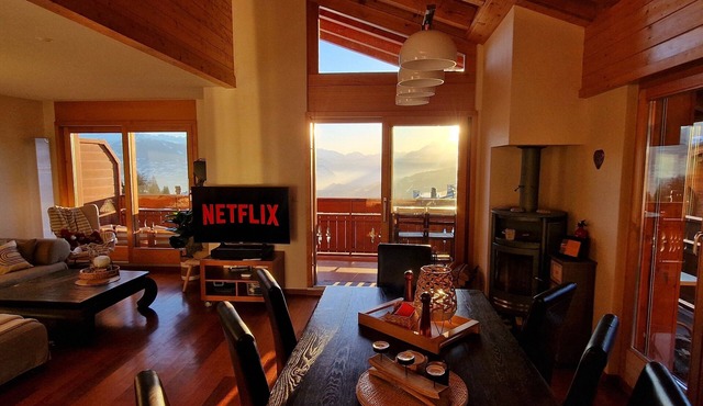 Modern & cozy chalet apartment, close to hiking trails, ski lifts & city center!