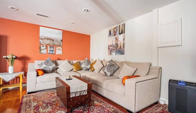 Modern, Cozy & Chic 2 BR/1BA Apartment in Lincoln Square/Ravenswood, Chicago, IL