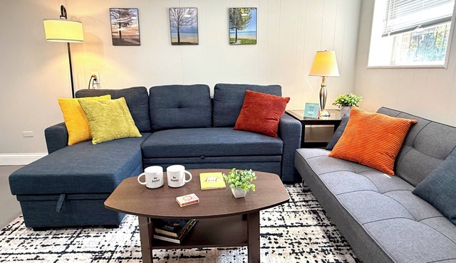 Modern + Cozy Chicago stay w/garage parking & 20min to downtown