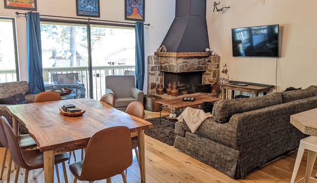 Modern Cozy Condo: Pool, Tennis, Pickle ball, Near Northstar and Lake Tahoe