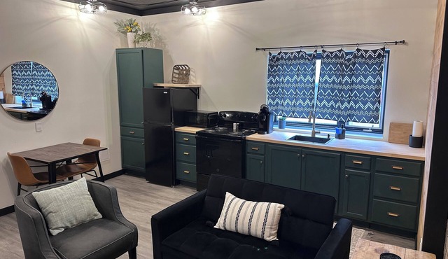 Modern & Cozy Downtown Retreat