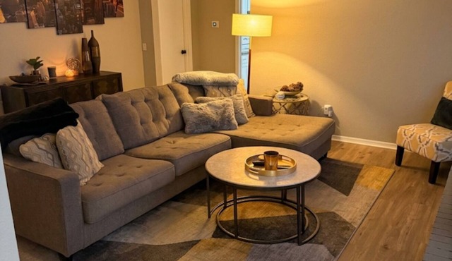 Modern Cozy, Full Home Near OKC – Spacious Getaway with Smart TVs & Fast WIFI