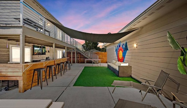 Modern, Cozy & Fun ~ 5min to DT ~ Games ~ Backyard