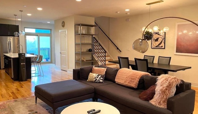 ‘Modern & Cozy Getaway Center City Skyline Views