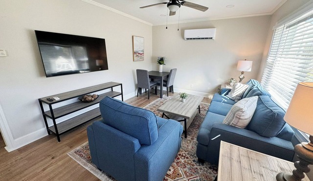 Modern & Cozy Getaway-2bd/1bt