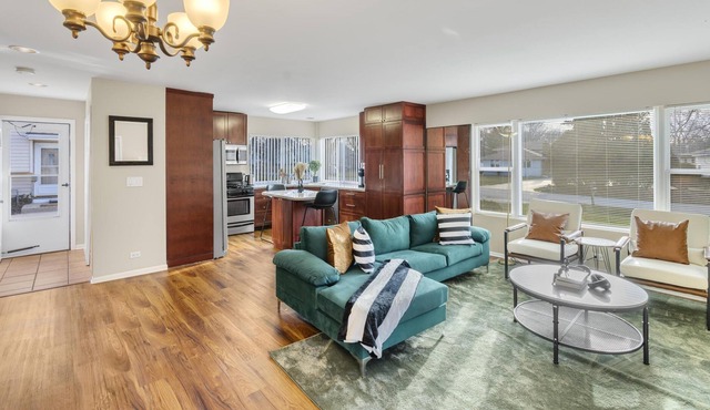 Modern Cozy Getaway + Pool Table