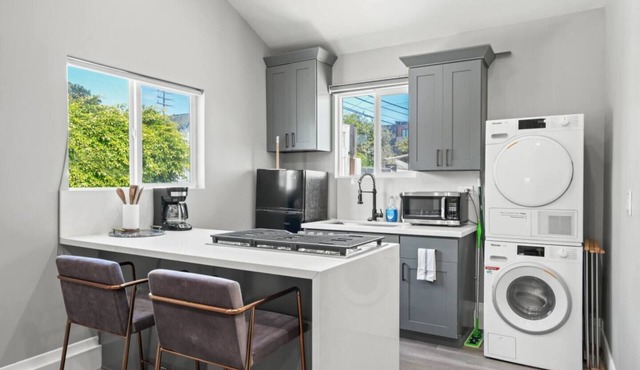 Modern & Cozy Guest House Studio PET Friendly Parking