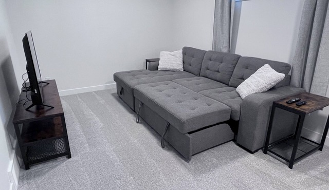 Modern & Cozy guest suite