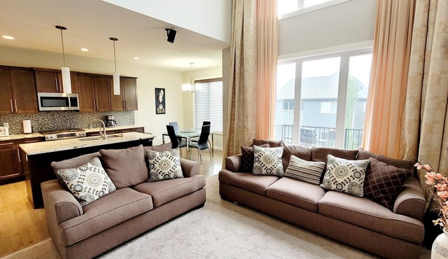 Modern Cozy Home in Calgary NW. 3 Bed+3 bath, 2 car Garage-near canmore/banff