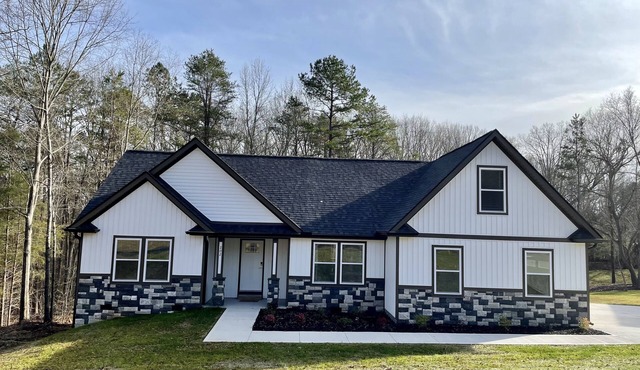 Modern Cozy Home located between Greenville & Spartanburg