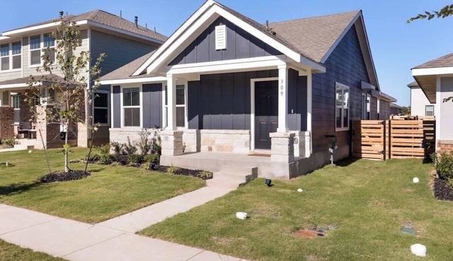 Modern Cozy Home - Quiet Street - Sleeps 6