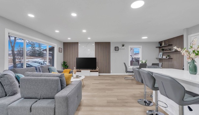 Modern & Cozy House, AC & BBQ, 10 min to DT & Airport! No Tenant in the basement