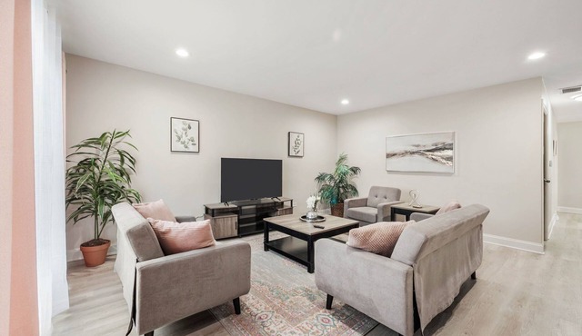 Modern & Cozy house in Chicago suburb