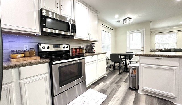 Modern cozy living spot in Richmond. Family & Pet friendly!