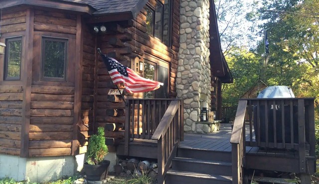 Modern, cozy log cabin in Copake with AC and WiFi