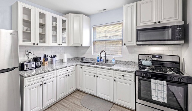 Modern & Cozy near MDW & ORD ~ Queen Beds, Parking