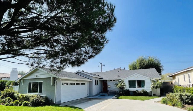 Modern & cozy, near Rosebowl, remodeled 2 bed, 1 bath, pets welcome.