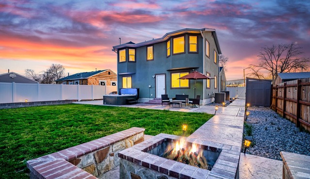 Modern & Cozy Retreat ~ Hot Tub ~ Mins to Downtown