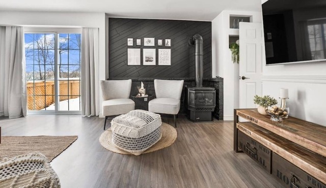 *Modern Cozy Retreat* - 1.5 Hr From Toronto!