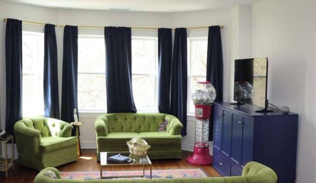 Modern Cozy Retreat, Free Parking, Wi-Fi, Near Dining and Downtown.