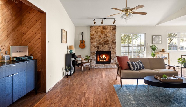 Modern, cozy retreat in Austin city limits! Pet-friendly! Strong WiFi!