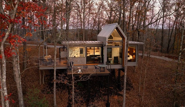 Modern Cozy Romantic Hideaway near Dahlonega with Hot Tub and Trails