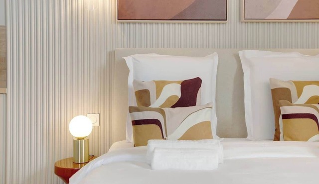 Modern & cozy studio - Neuilly Share Save