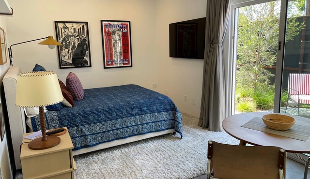 Modern cozy Santa Monica Studio w/Patio - 18 blocks from the beach!