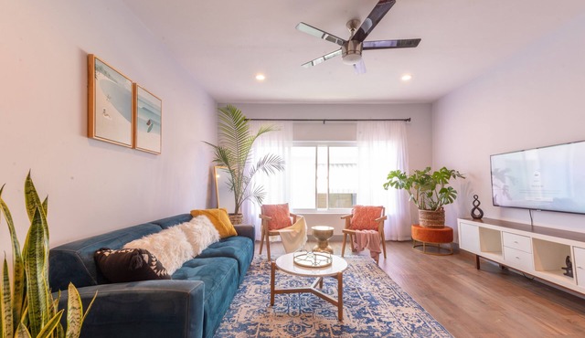 Modern & Cozy Spacious 1BR/1BA – 0.6 mi from the Beach